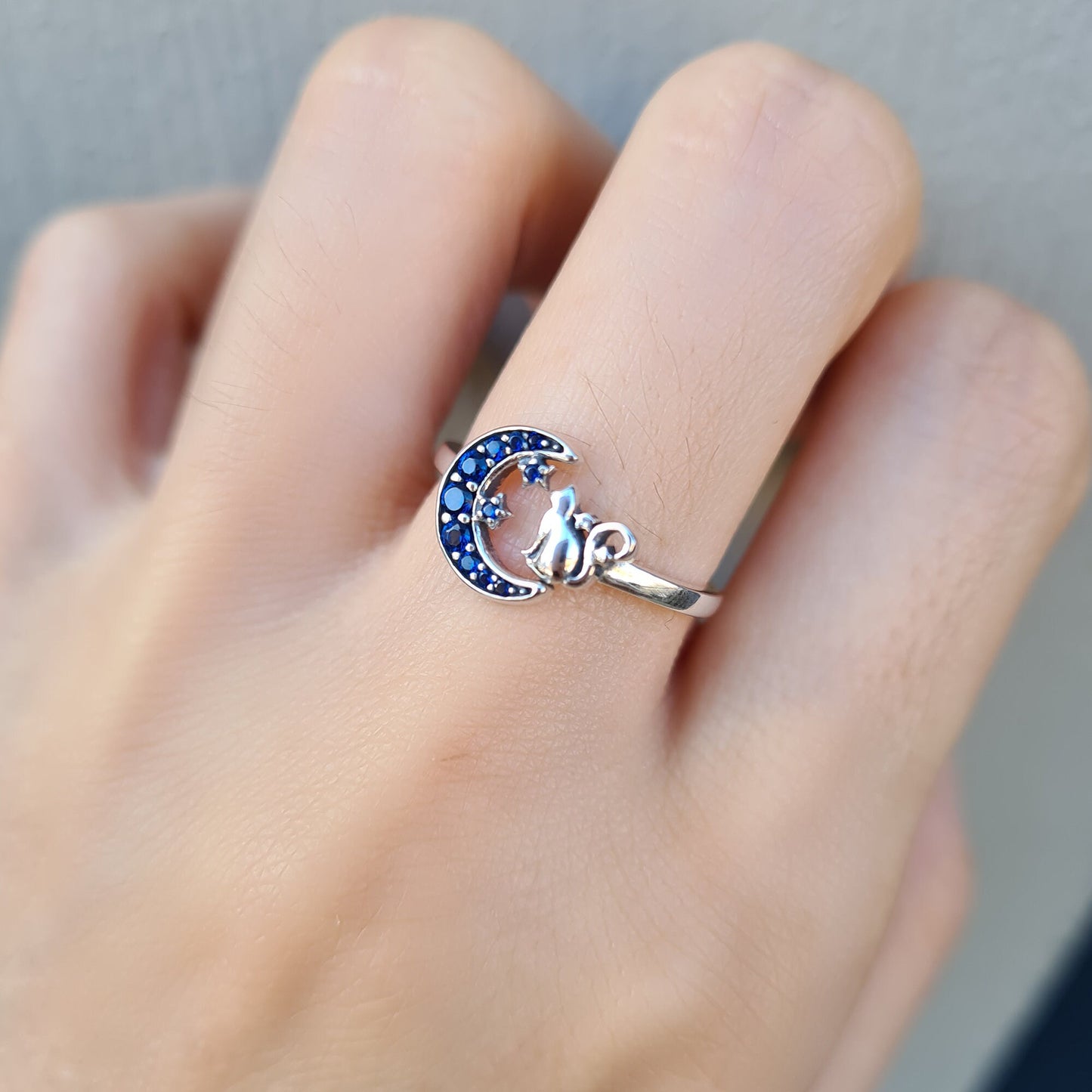 Sterling silver cat looking at the crescent moon in blue night starry sky ring band